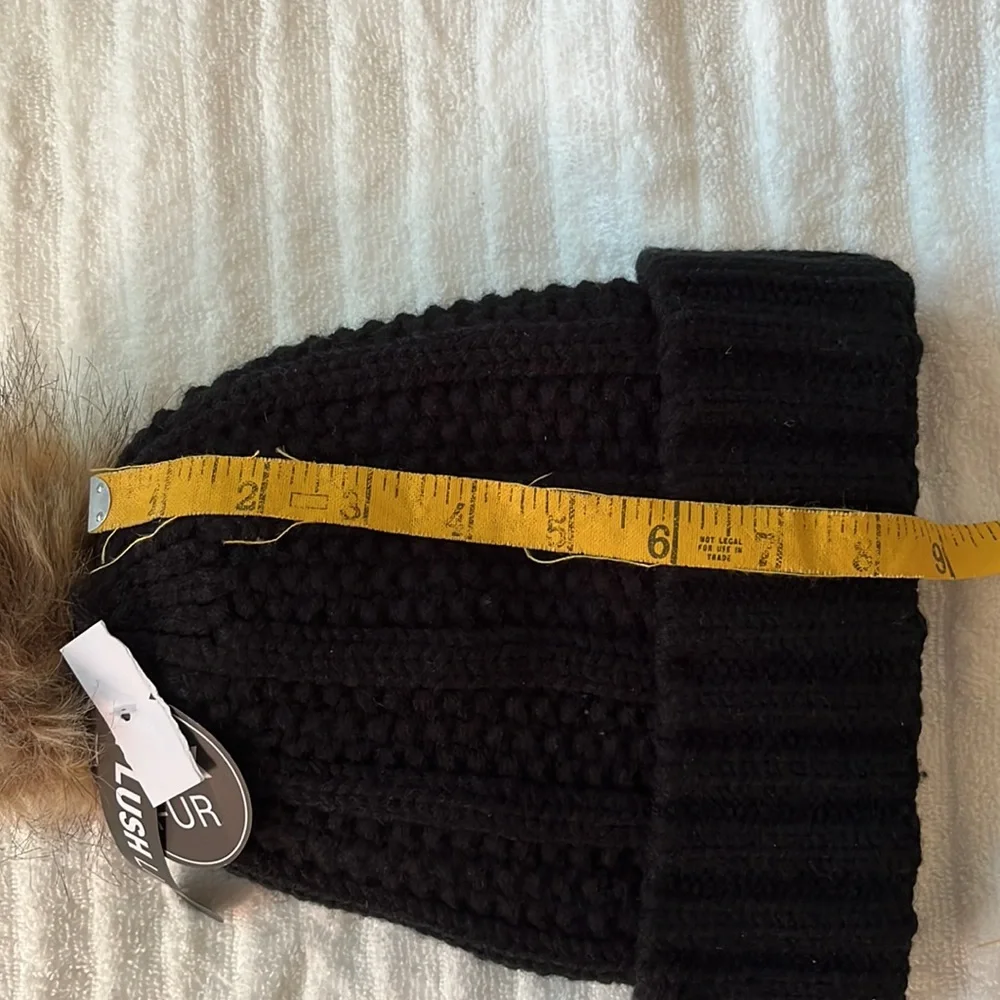 NWT Black beanie winter hat / beanie faux fur lined, ribbed, pompom